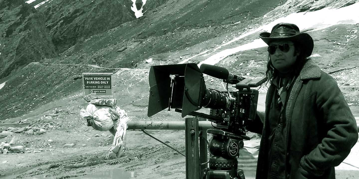 Wins Deus behind the camera
